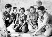 1944년 8월 14일 버마 미치나에서 미군의 심문을 받는 조선인 위안부의 모습