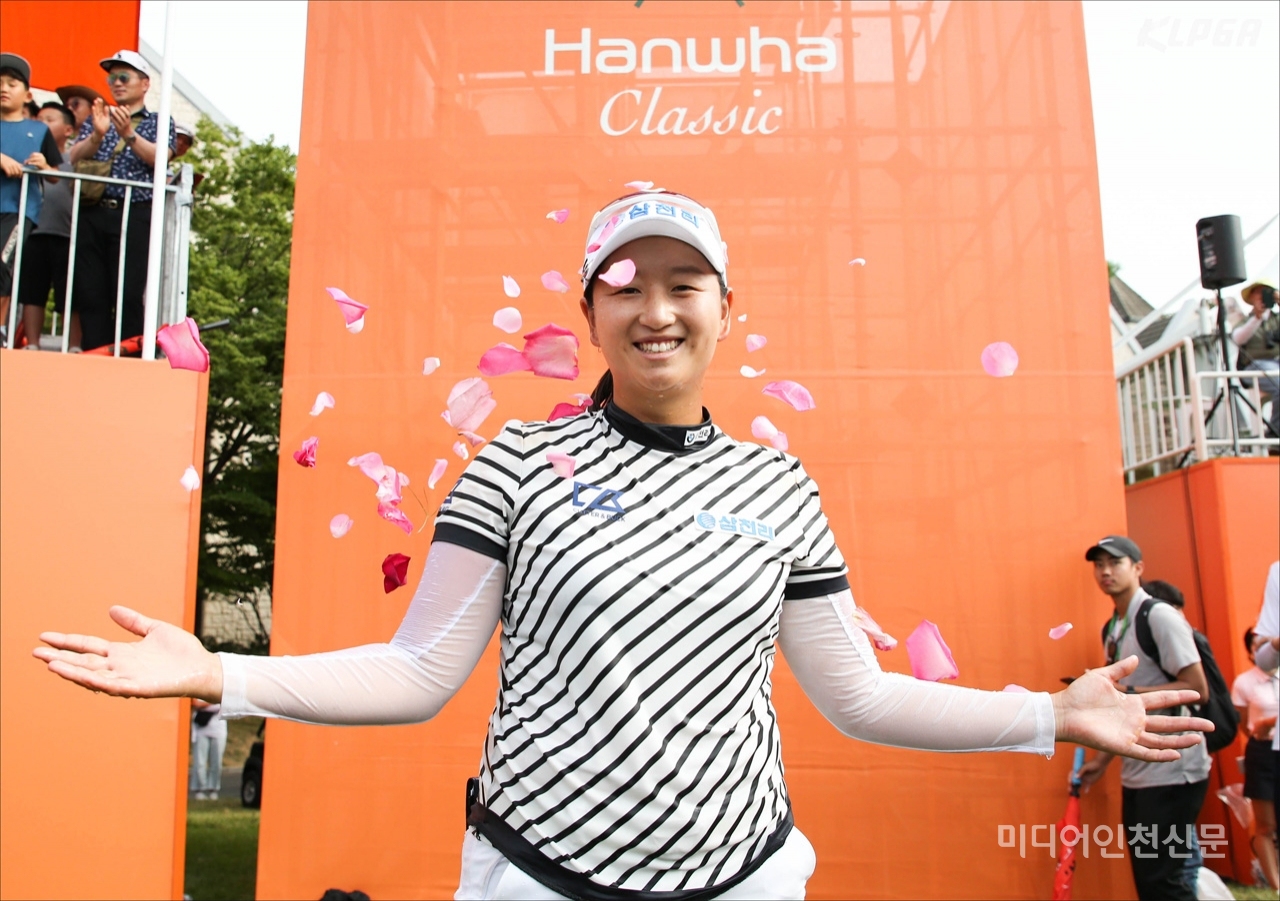박채윤 선수가 우승 축하 꽃잎세례를 받고 있다.