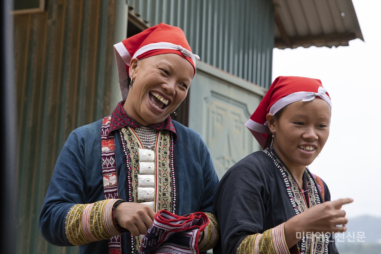 마을 입구에서 만난 여인들이 길을 안내 하겠다며 활짝 웃고 있다.