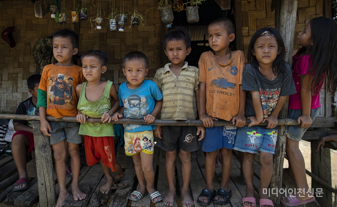 몽족 마을에서 처음 만난 어린이들.