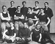 1899년 캔자스 대학교 농구팀의 모습. 네이스미스(맨 뒷줄 오른쪽 끝)