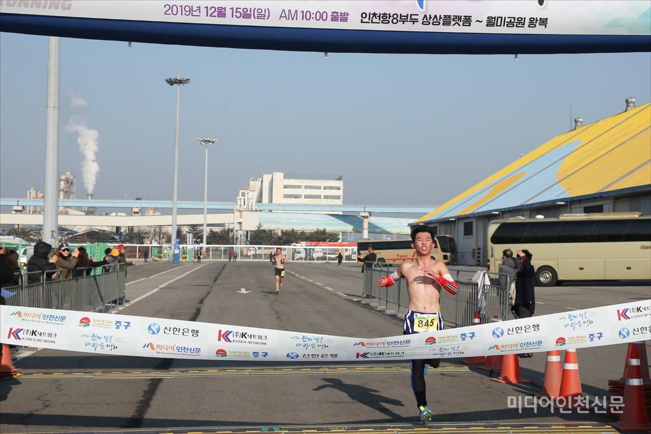 김동현씨가 남자부 2위(37분57초15)로 골인하고 있다.