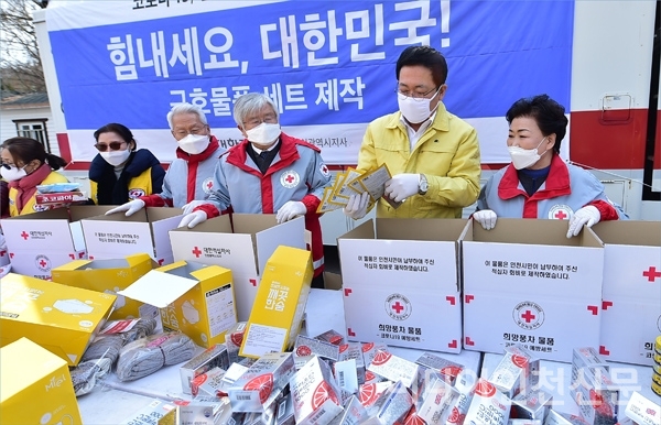박남춘 시장이 지난 6일 대한적십자사 인천지사에서 적십자 봉사원들과 취약계층에게 전달할 구호품 키트를 제작하고 있다.[사진=인천시]