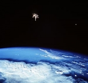 지구를 돌고 있는 두개의 위성인 미르 우주정거장과 달