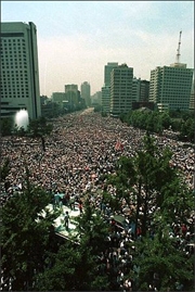 '이한열_추모행진 집회' 고 이한열 운구행령을 따라 서울시청앞 광장에서 수십만명의 학생들이 대중 집회를 가졌다.