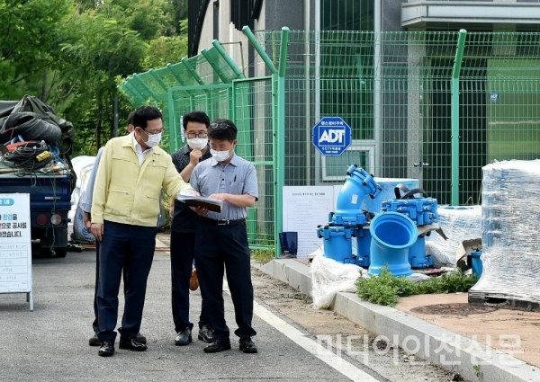 17일 박남춘 인천시장이 서구 수돗물 유충 발생과 관련, 청라저수지를 방문해 현장을 점검하고 있다.