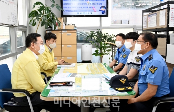 10일 박남춘 인천시장이 해양결차의 날을 맞아 정서진 파츨소를 방문해 직원들과 환담을 나누고 있다.