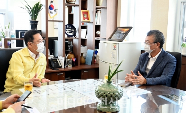 10일 박남춘 인천시장이 한국수자원공사 아라뱃길지사를 방문해 관계자로부터 운영현황을 듣고 있다.