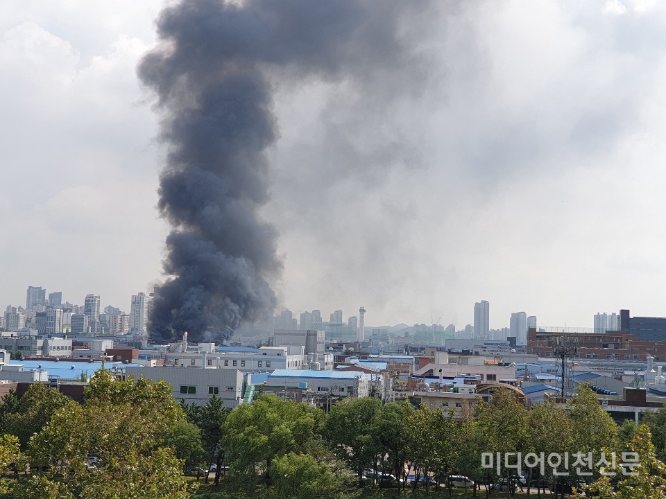 14일 오전 인천시 남동구 고잔동 남동공단 소재 화장품 공장에서 화재가 발생했다.