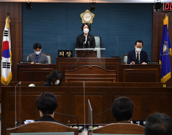 이안호 인천 미추홀구의회 의장이 임시회 개회 인사말을 하고 있다.