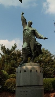 성균관대학교 인문사회과학캠퍼스에 있는 김창숙 동상
