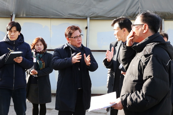 김 구청장이 용현2동 행정복지센터를 방문해 주민들과 소통한 직후 구 관계자들과 대화를 나누고 있다.