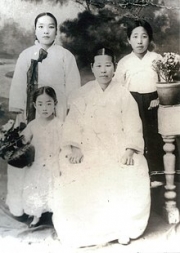 천안보통학교 입학 직전의 황혜성(앞줄 왼쪽), 외할머니(앞줄 오른쪽), 어머니(뒷줄 왼쪽), 친척언니(뒷줄 오른쪽).