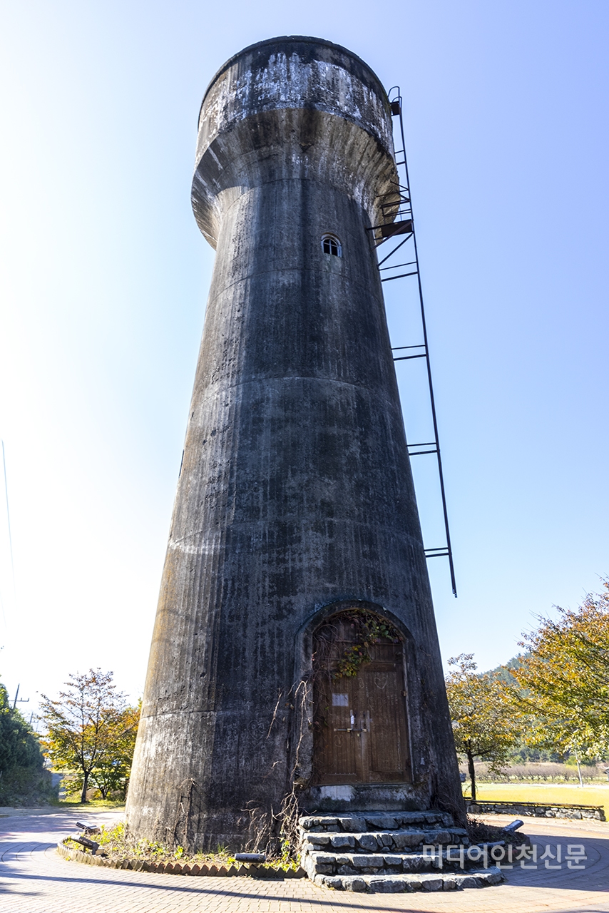 화본역의 급수탑.1899년부터 1967년까지 우리 국토를 달리던 증기기관 차의 역사와 흔적을 엿볼 수 있다. 화본역 급수탑은 1930년대 말에 지어진 것으로 높이가 25미터, 하단 지름 5미터, 상부 물저장 탱크 지름 4미터에 달한다.