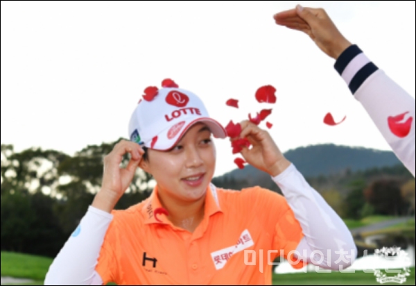김효주가 동료들로부터 우승축하 꽃잎세례를 받고있다.