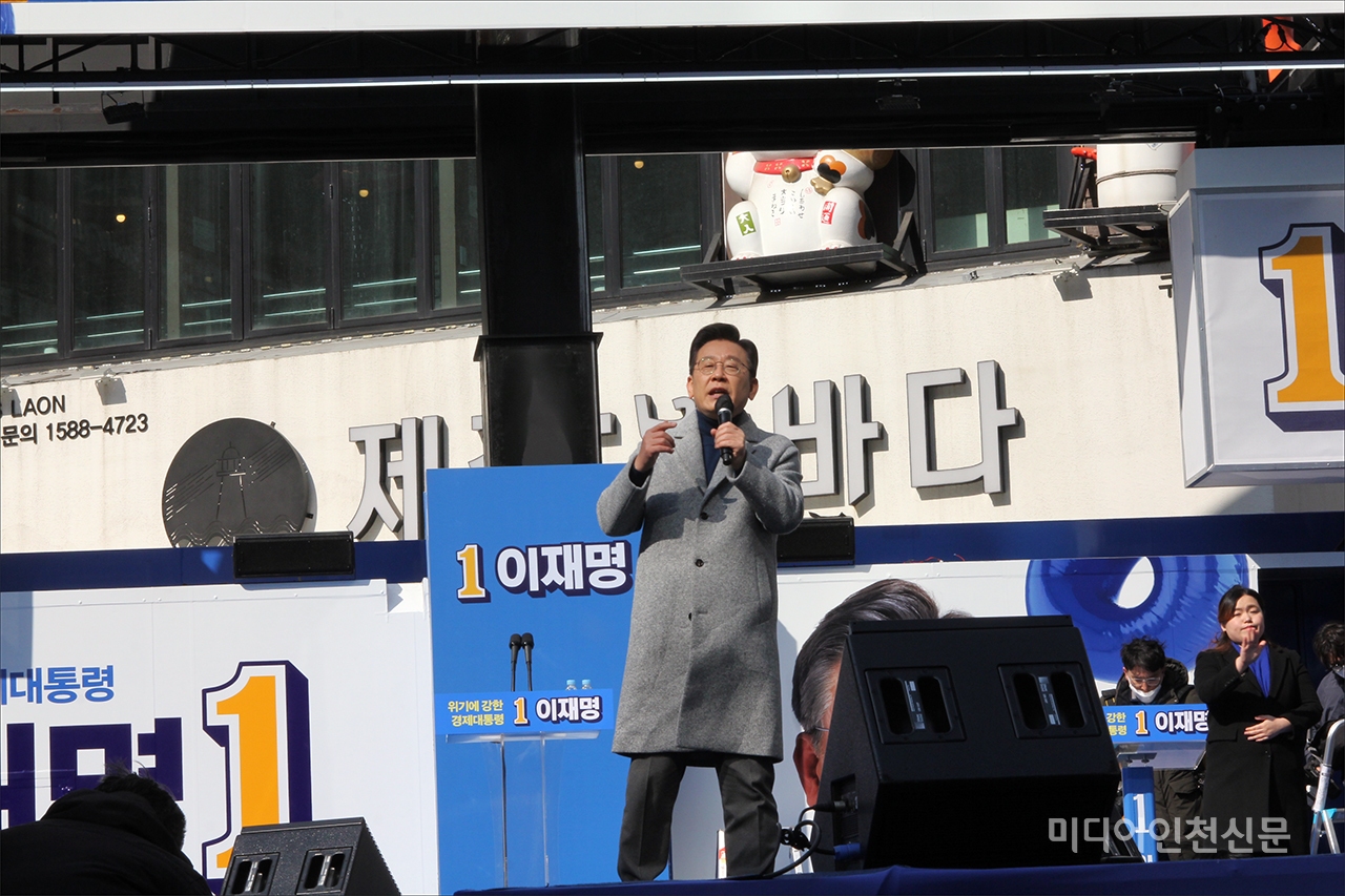 더불어민주당 이재명 대선후보가 22일 인천시 남동구 구월동 로데오 거리에서 집중유세를 통해 지지를 호소하고 있다. 