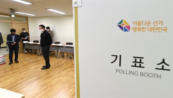 8일 박남춘 인천시장이 관내 투표소 현장을 방문해 방역 등 시민들의 안전 사항을 점검하고 있다.