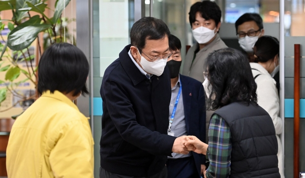 박남춘 시장이 투표소 설치를 위해 나온 직원들을 격려하고 있다.