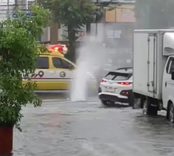 8일 미추홀구 인근 도로 하수구가 역류하면서 빗물이 공중으로 솟구치고 있다.