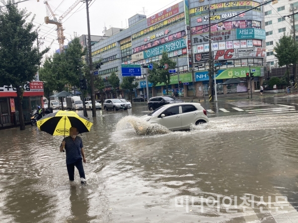 8일 내린 폭우로 인해 인천 주안북부역 일대 곳곳에서 침수 피해가 이어졌다.