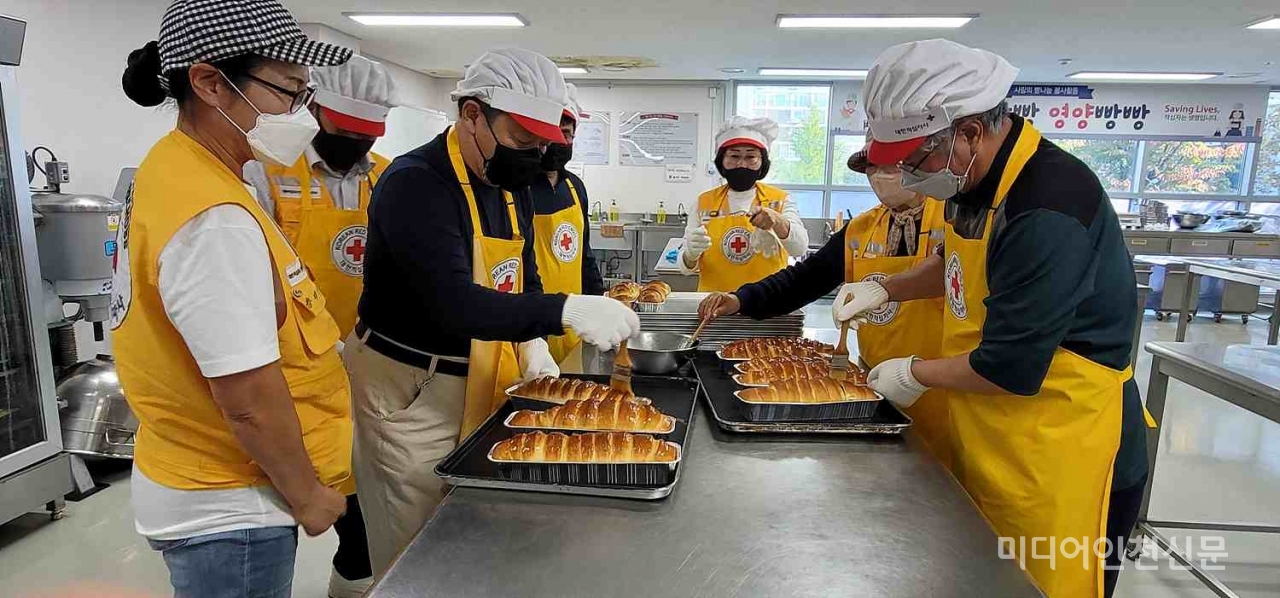 어르신들 사진 촬영에 앞서 간식으로 드릴 빵을 만들고 있다.