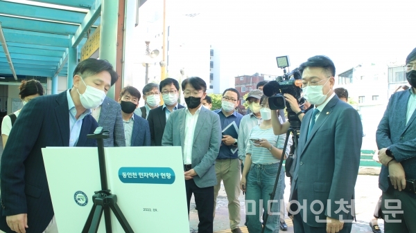 1일 허종식 의원이 동인천 민자역사를 방문해 현장 점검을 하고 있다.