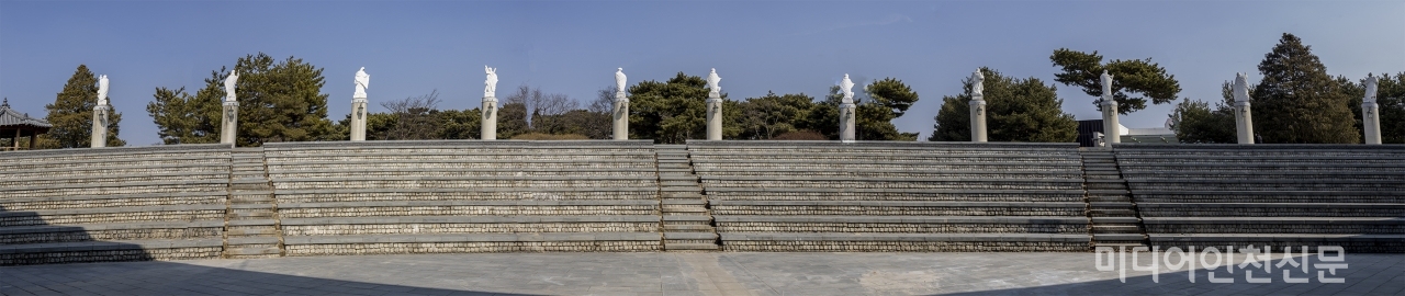 동상을 동그란 계단에 세워 놓았다.