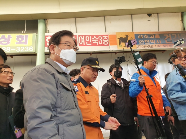 5일 이재명 대표가 인천 송림동 현대시장 화재현장을 소방당국 관계자와 함께 둘러보고 있다.
