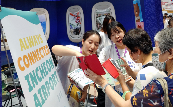 27일 대만 타이베이 세계무역센터에서 열린 2023 타이베이국제관광박람회(TTE) 인천공항 부스에서 외국인 참가자들이 이벤트에 참여하고 있다.