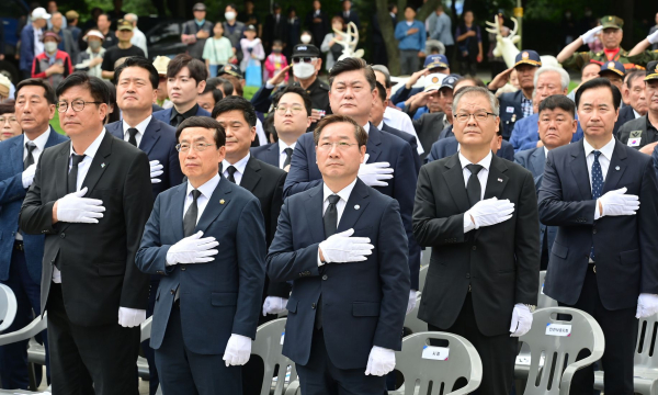 6일 유정복 인천시장이 수봉공원 현충탑에서 열린 추념식에서 국민의례를 하고 있다.