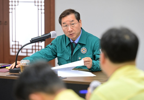 26일 유정복 인천시장이 시청 장미홀에서 우기 재난대비 안전점검 회의를 주재하고 있다.