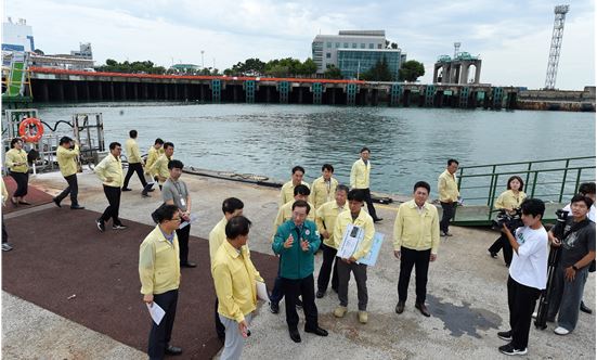 9일 유정복 인천시장이 인천항 연안여객터미널에서 태풍 '카눈' 대비 선박 현장 안전점검을 하고 있다.