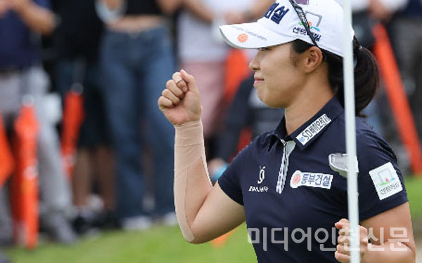 김수지 선수가 우승을 확정짓고 손을 들고 기뻐하고 있다.