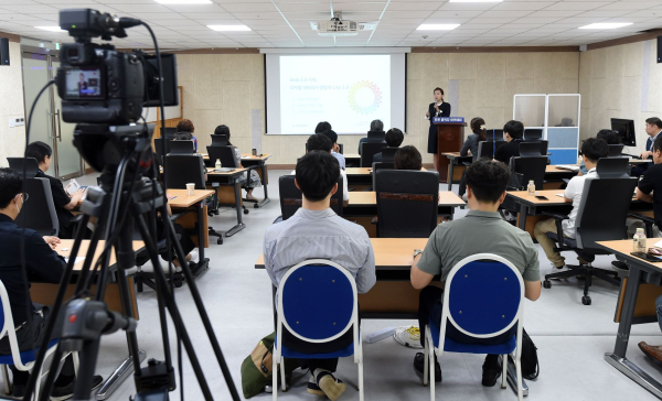 7일 시청 공감회의실에서 열린 '제82회 인천 공직자 아카데미'에서 김정은 인하대학교 블록체인센터장이 'Web 3.0 시대, 디지털 리터러시 함양과 City 3.0'을 주제로 강연을 하고 있다.