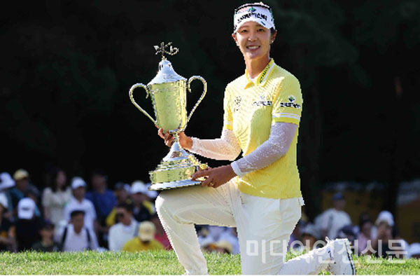 박지영 선수가 우승컵을 들고 포즈를 취했다.