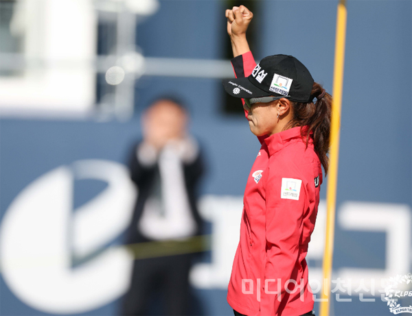 박주영 선수가 우승을 확정지은 뒤 주먹을 불끈 쥐고 기뻐하고 있다.