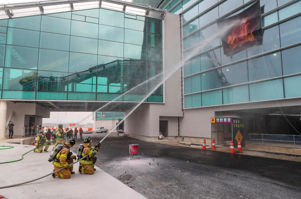 인천국제공항공사는 1일 인천공항 4단계 건설사업의 핵심과업 중 하나인 제2여객터미널 확장공사(동편) 현장에서 화재사고 합동대응훈련을 실시했다.