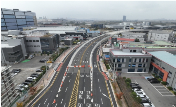 2020년 10월 착공한 청라~북항배후단지 연결도로(대1-16호선) 공사는 총길이 625m, 폭 35m의 왕복 4~6차로(교량1개소 포함)를 신설하는 사업으로 총 219억원의 사업비가 투입됐다. 사진=개통도로 현장