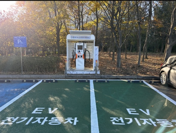 인천 송도국제도시 공원 4곳의 주차장에 최근 전기차 급속충전기 설치가 완료됐다. 시운전을 거쳐 7일부터 본격 운영을 시작했다.