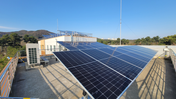 IFEZ 내 공공시설 건물에 설치된 태양광 발전설비.