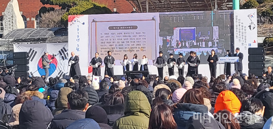 제 105주년 3.1절 기념식이 1일 오전 인천시 동구 창영초에서 열린 가운데 독립선언서를 낭독하고 있다.