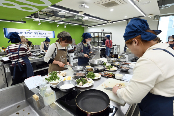 지난달 15일부터 부평동 로이문화예술실용전문학교에서 진행된 좋은식단 개발, 요리수업.