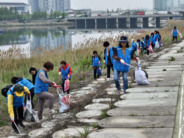 미추홀구, 해양쓰레기 수거 환경정화... 자원봉사자 70여 명 참여