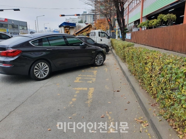 인천 남동구 방축로 간석자동차매매단지 앞도로에 불법 주.정차 차량이 도로를 막고 있다. / 미디어인천신문