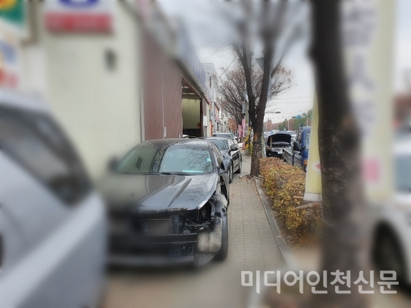 인천 남동구 간석동 방축로 옆 보행로를 공업사들의 불법 주차 차량들이 줄지어 막고 있다. / 미디어인천시문