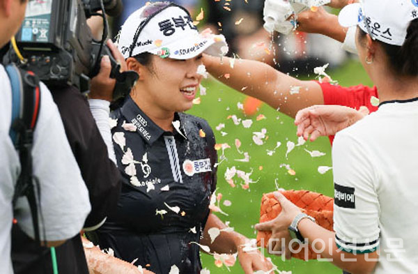 동료선수들로부터 우승축하 꽃세례를 받고있는 김수지 선수.[이상 사진=KLPGA]