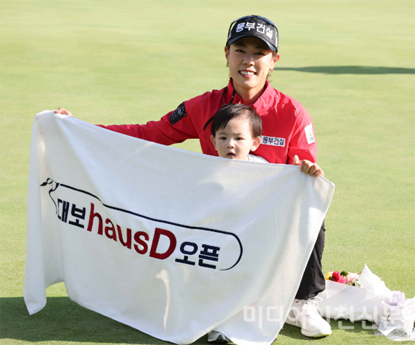 박주영 선수가 우승의 기쁨을 아이와 함께 하고 있다.