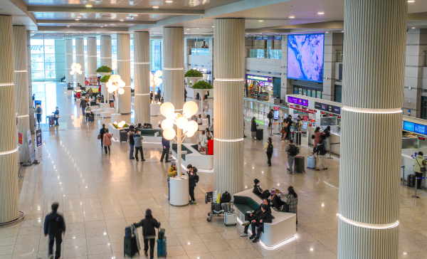 인천공항 제1여객터미널 도착층에 새롭게 조성된 서비스 특화공간 모습.